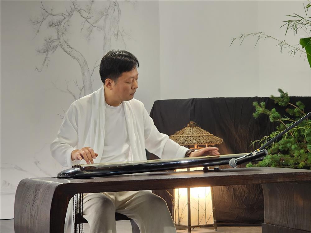 There is also an elegant exhibition waiting for you. Ten Zhuo Qin masters and nearly a hundred ancient qin pieces are on display here. Pianist | Guqin | Zhuo Qin Master