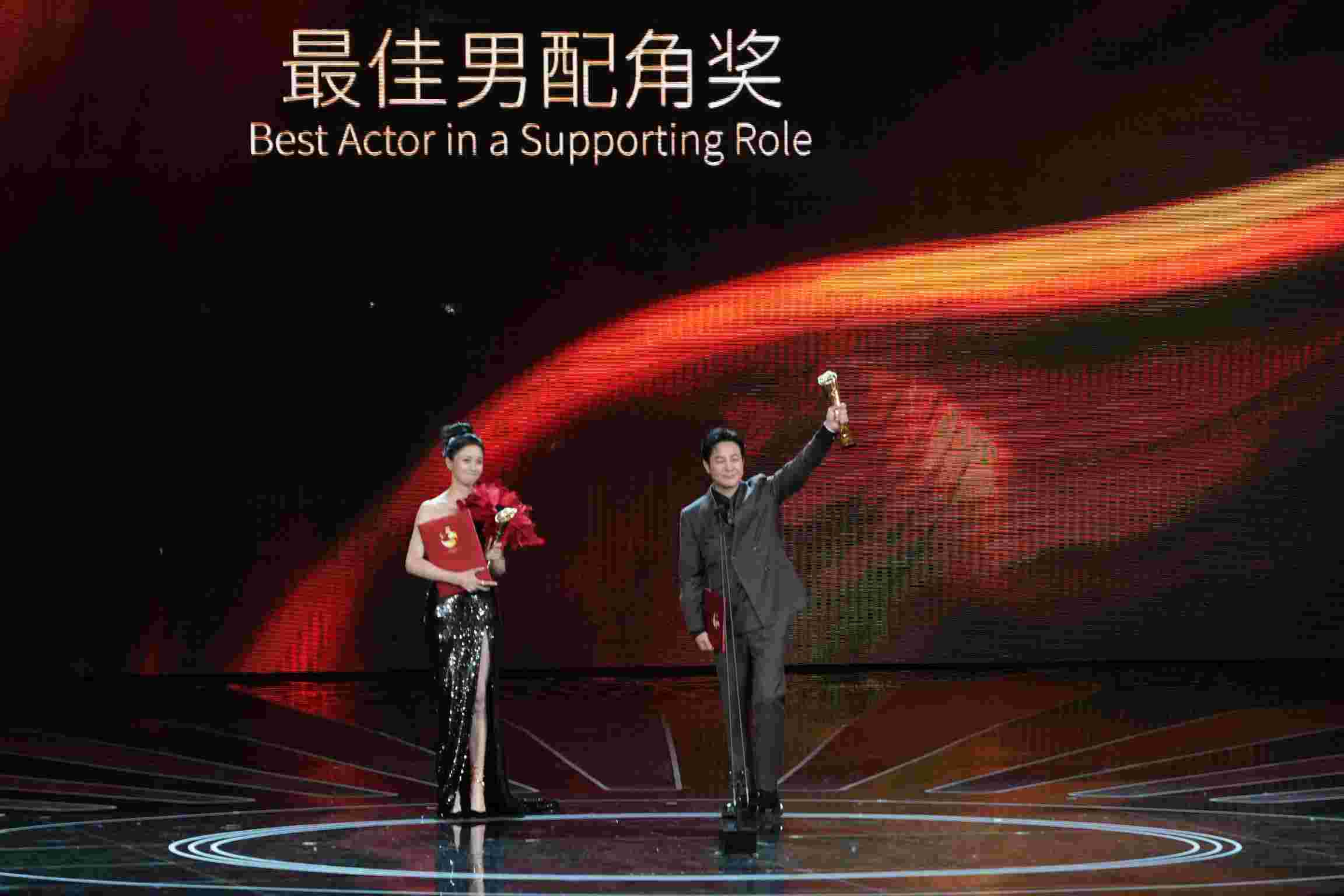 Zhang Songwen and Ni Hongjie won the Best Supporting Actor and Best Supporting Actor of the First Golden Panda Award Film Unit respectively