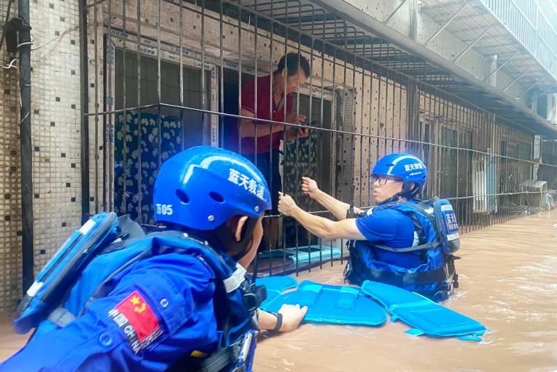 Xinhua All Media+| Race Against Time, No One Left Behind - Rescue on the Front Line of the Wuqiao Flood in Wanzhou, Chongqing, Directly Hitting Trapped | Street | Time