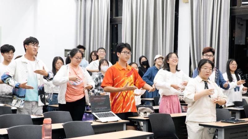 The highlight is "real singing", the hall is packed! 985 University Physics Professor Opened an Elective Course in Peking Opera | University Professor | University Physics