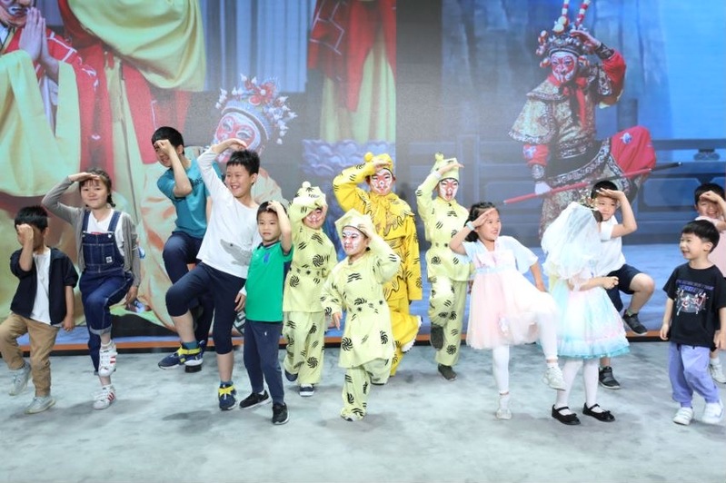 To give back to the "Angels in White" and their children, as well as to the public welfare project "Together under the Blue Sky, Benefiting Pedestrians in Beijing", including Peking Opera and public welfare