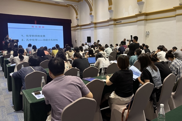 What are there good looking, fun, and easy to explore inside?, The century old building at the starting point of the "World Architecture Expo Group", located on the Bund of Shanghai