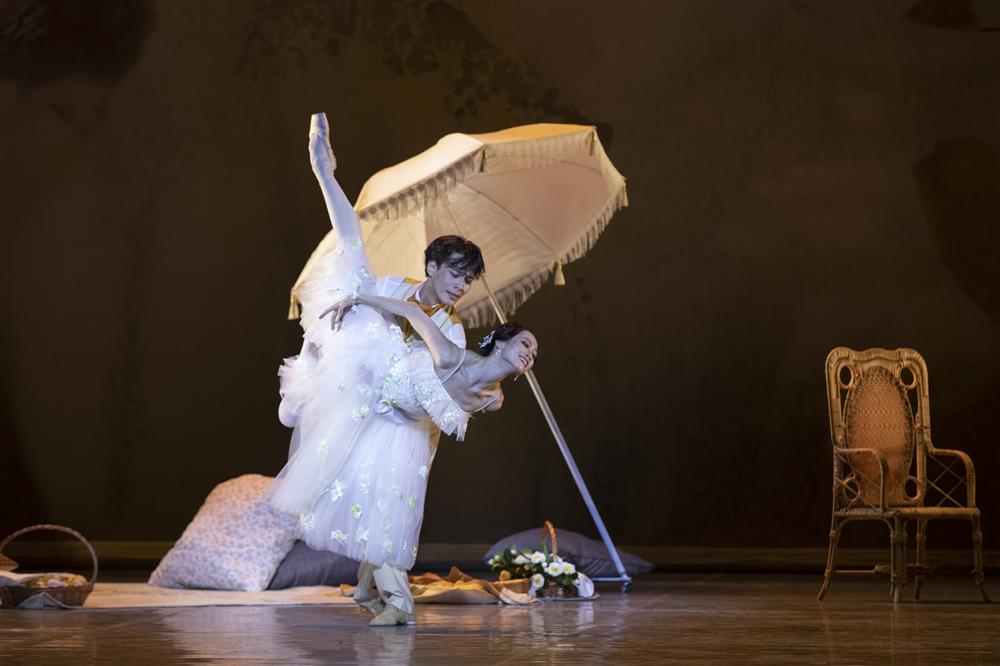 The "Shangba version" of "Camellia Woman" premiered in Macau, with "Margaret" dancing and a Shanghai style ballet with toe jumping atmosphere. Shanghai | Margaret | Toe