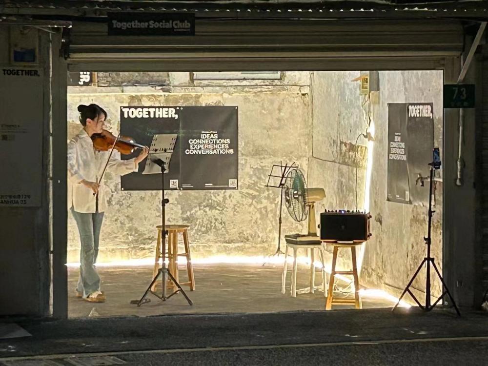 This is Shanghai!, The impromptu performance on the roadside in Anhua touched netizens: Romantic Room in the Market | Anhua Road | Shanghai