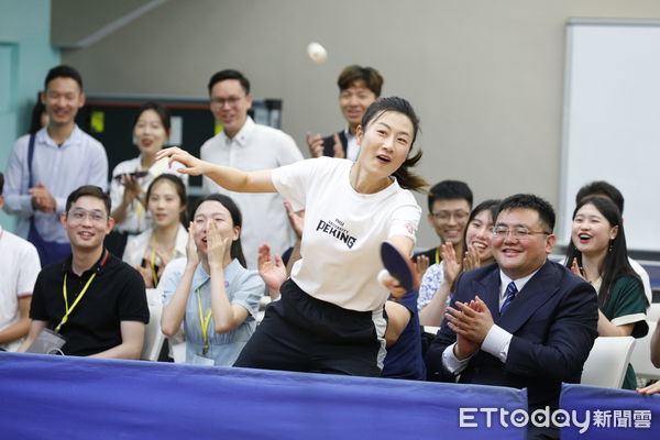 On site showcasing his signature "squatting and chopping serve", Olympic champion Ding Ning competes with students from Taiwan National Chengchi University in football skills exchange