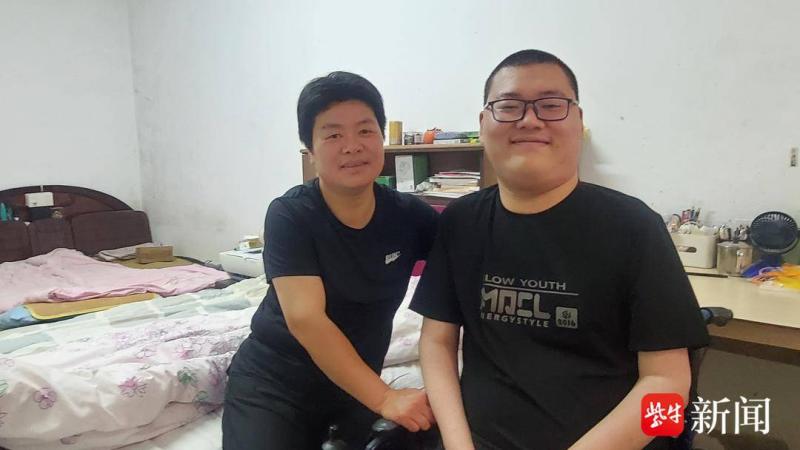 Relying solely on two fingers to write and dream of becoming a teacher, mother and son have been relying on each other for six years and studying hard. A severely ill male student in Jiangsu scored 632 points in the college entrance examination, studying | physically | wheelchair | mother | life | Gu Weihua | son | Dong Yichao