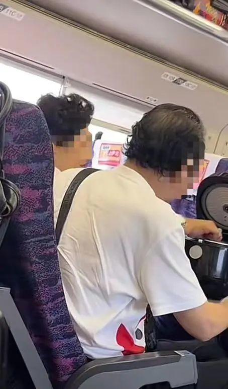 The railway department responded that passengers using electric rice cookers to hold rice on high-speed trains has attracted attention