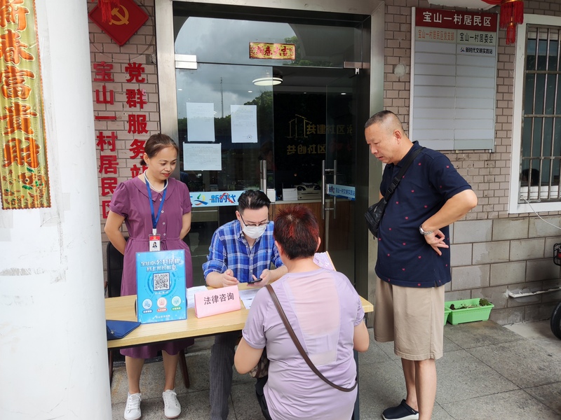 Just because of having this common identity, the laptops are densely packed, and the retired uncle's phone number has become a "help hotline" in the community | Shuncai | identity