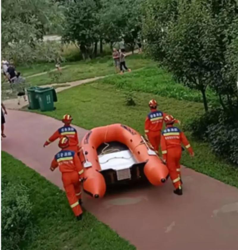 Parents rescue 1 dead and 1 missing, heartbreaking! The boy accidentally slipped into the Songhua River rescue team | child | parents