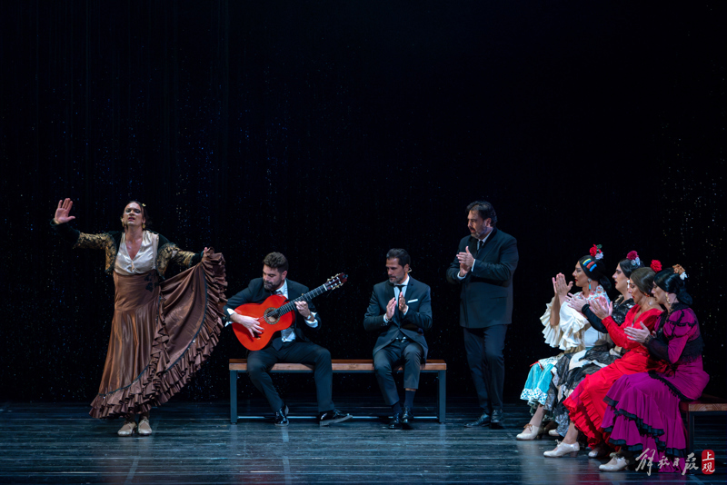 This Spanish male dancer knelt down affectionately on the Shanghai stage, putting on a skirt