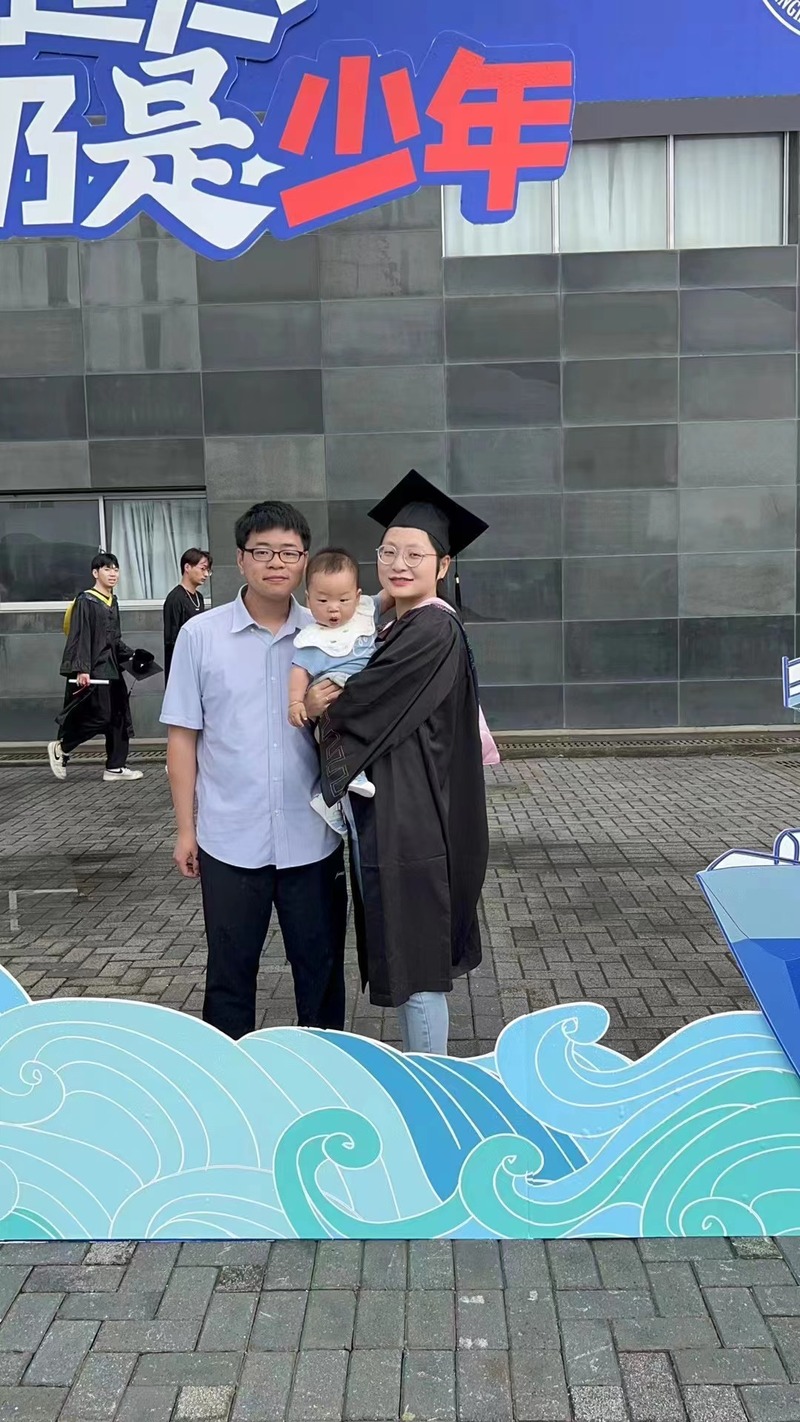 She also drew wedding vouchers on the campus lawn, cashed in on her alma mater to hold two graduation ceremonies, and flew back to Shanghai with girls from London to compete for two editions | Wanrong | alma mater
