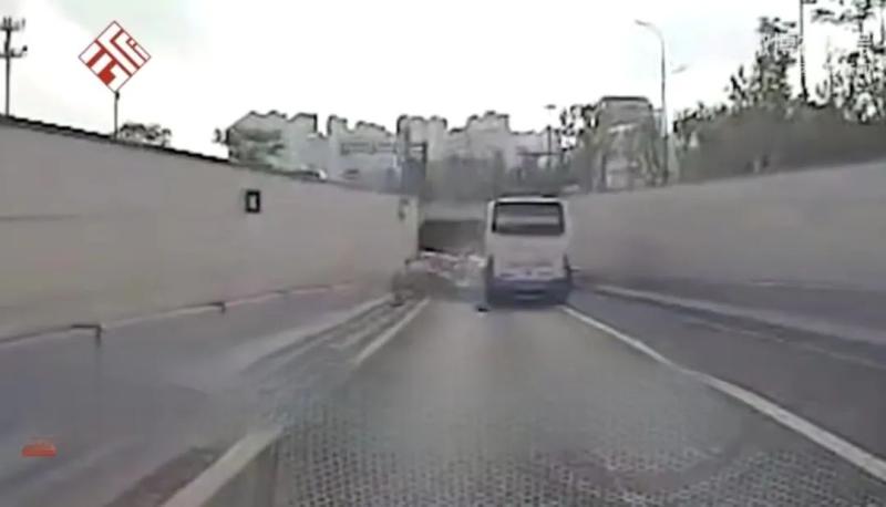 警方通报,杭州一大巴司机突发疾病连撞多车隧道|浙江杭州云河|警方