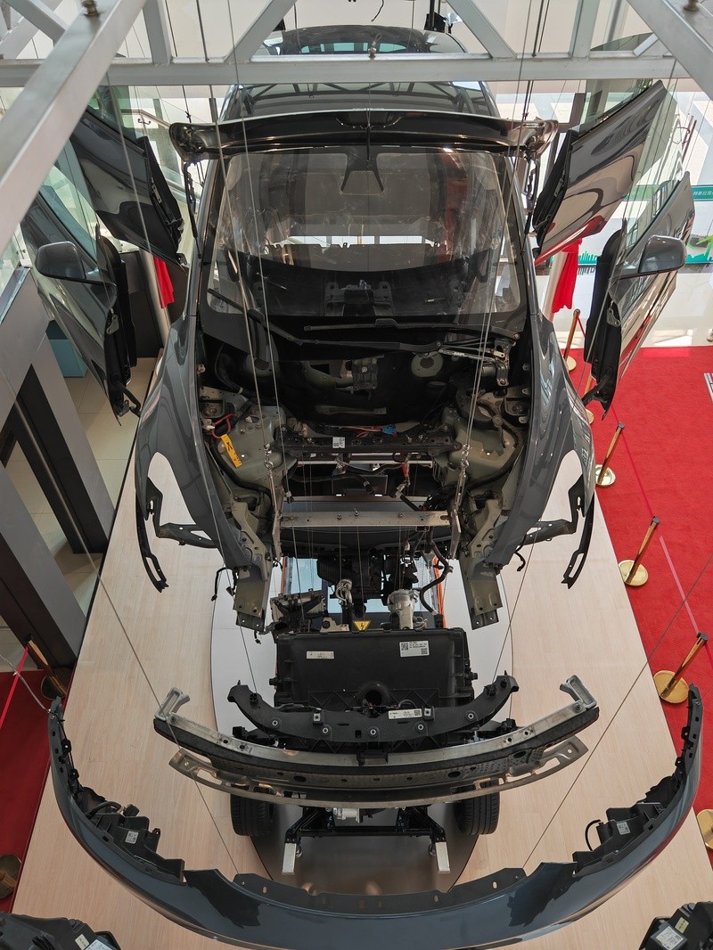 变身全球首台代表车型教具,电流走向可视化,特斯拉SUV悬空“解剖”分3层特斯拉|平台|全球