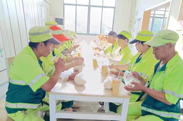 It has been implemented for two months, with a daily expenditure of over 70000 yuan. Wuxi invites tens of thousands of sanitation workers to have breakfast every day. Sanitation workers | frontline | sanitation workers