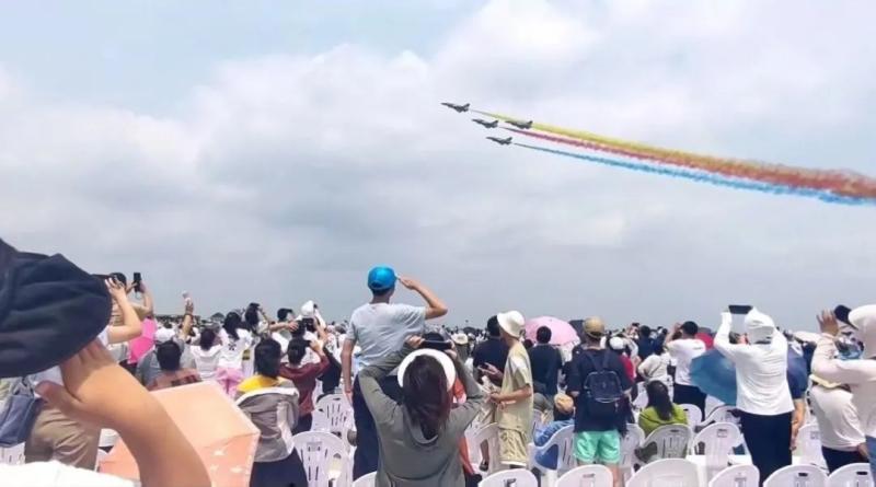 At this moment, the seeds of patriotism and military support sprouted, opening up | airshow | sprouting