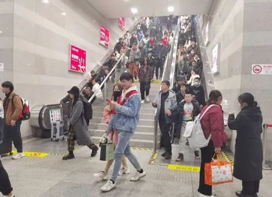 The number of passengers arriving at the Shanghai Railway Station exceeded 600,000, and the return peak of Spring Festival travel is here