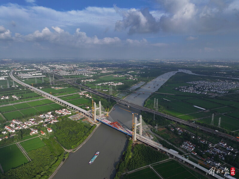The successful closure of the Shanghai Xietang cable-stayed bridge on the Shanghai Suzhou Lake high-speed railway marks the first parallel bridge between the high-speed railway and the fourth line railway in China