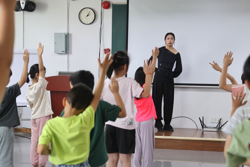 Red Study Tour, Learning Modern Dance Steps, Watching Summer Movies... More than Half of the Holiday, Not Less Exciting for Primary and Secondary School Students | Shanghai | Movies