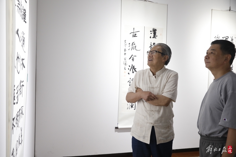 Calligrapher Zhou Zhigao's on-site evaluation, the first stop of the Four Place Names Family Calligraphy and Painting Exhibition in the Yangtze River Delta was held in Shanghai | Yangtze River Delta | Zhou Zhigao