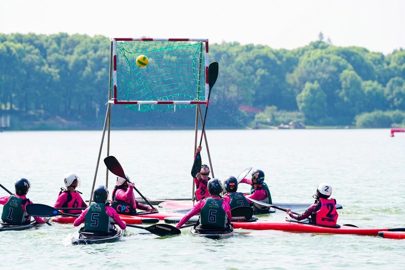 Attracting over a hundred young athletes from across the country to participate, this high-level championship is held in Lake Meilan, featuring kayaking and youth athletes