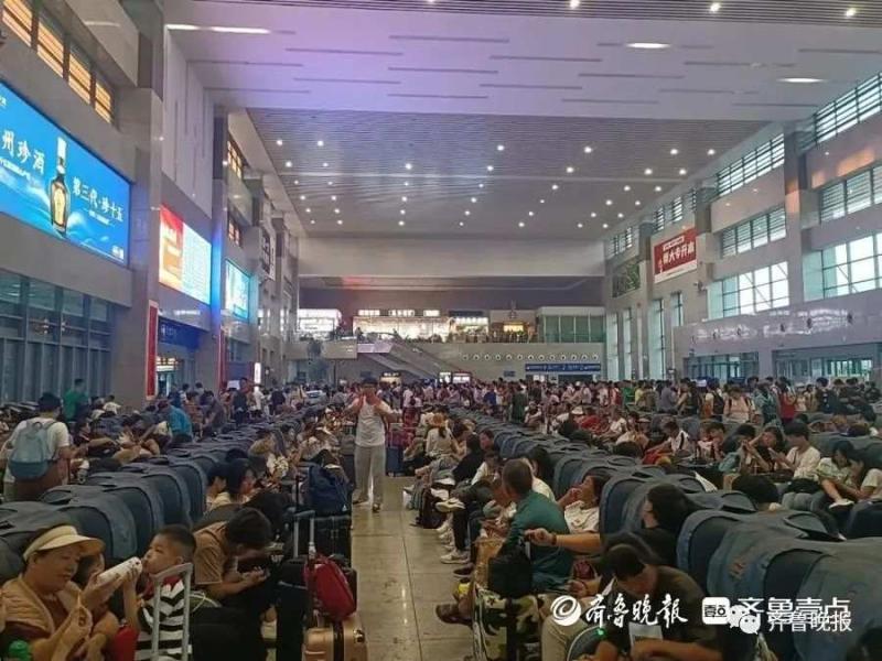 About 90% of massage chairs at Tai'an High Speed Rail Station! Too few regular seats, tourists often sit on the ground and take high-speed trains | Passengers | Tai'an