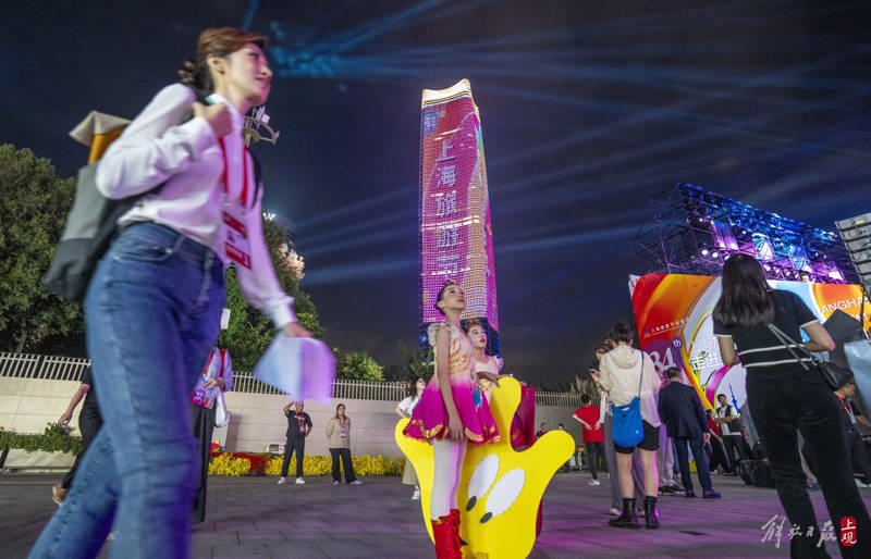 大卫跳着螃蟹舞如愿登上演艺生涯中最大的舞台,上海旅游节来了