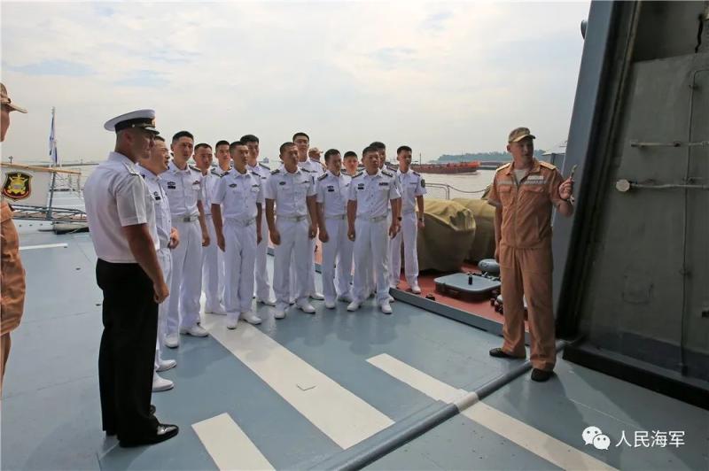 Warm communication! Chinese and Russian officers and soldiers visit each other for warship technology exchange | Professional | Officers and soldiers