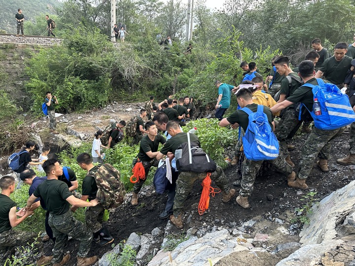 The unbreakable "dam" - dedicated to the brave pioneers who have devoted themselves to flood control and disaster relief. August 2nd | Bus. " From August 1st | Dam