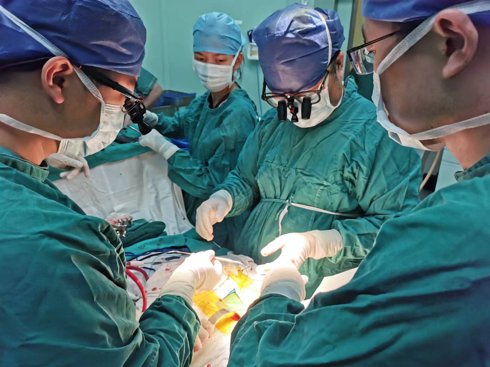 To restore his lower limb motor function, experts from the Long March Hospital used independently developed surgery to paralyze him and stay in bed for 3 months. Outpatient | Sir | Surgery