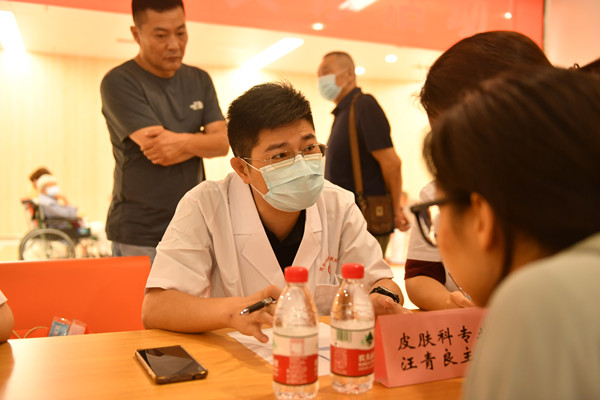 Nine medical experts from Shanghai who helped the residents of Karamay in Xinjiang free clinic, spanning more than 4000 kilometers Father | Expert | Shanghai