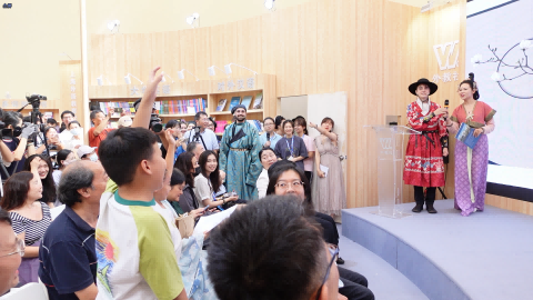 Bookish Shanghai New Atmosphere ⑤ | When American and Russian students study together at Du Fu's Poetry and Book Exhibition | Shanghai | Du Fu