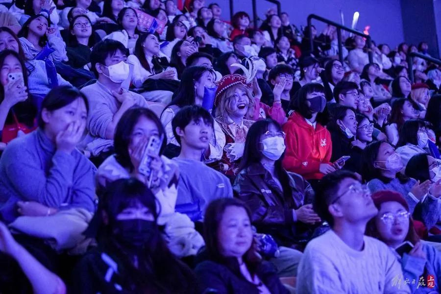 观众从深圳东北风尘仆仆赶来,上海电竞大师赛成就高流量赛事