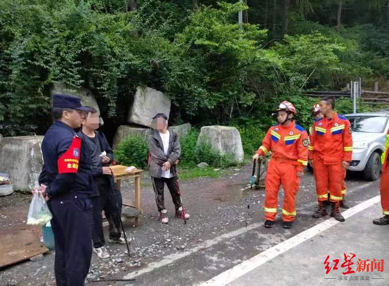 Thinking they were sleeping at home and taking off their clothes, two men were abandoned by their companions while climbing the mountain and trapped in the Happy Mountain: they had hallucinations when rescued. Man | Wolong Police Station | Companion