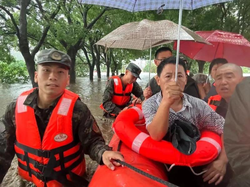 Beijing has transferred over 50000 people and more than 2000 armed police officers and soldiers for emergency rescue and heavy rainfall rescue. Latest situation - Road | Detachment | Officers and soldiers