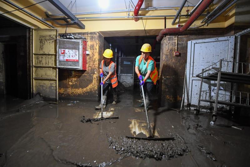 永远冲不垮的“堤坝”——献给投身抗洪救灾的勇毅前行者舟。8月2日|客车。”从8月1日|堤坝