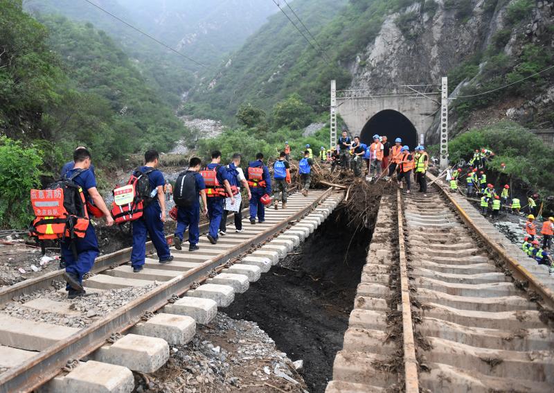 I am returning home with stranded passengers, and I am on the scene. The story behind the photos | Walking directly to hiking | Transportation | Passengers