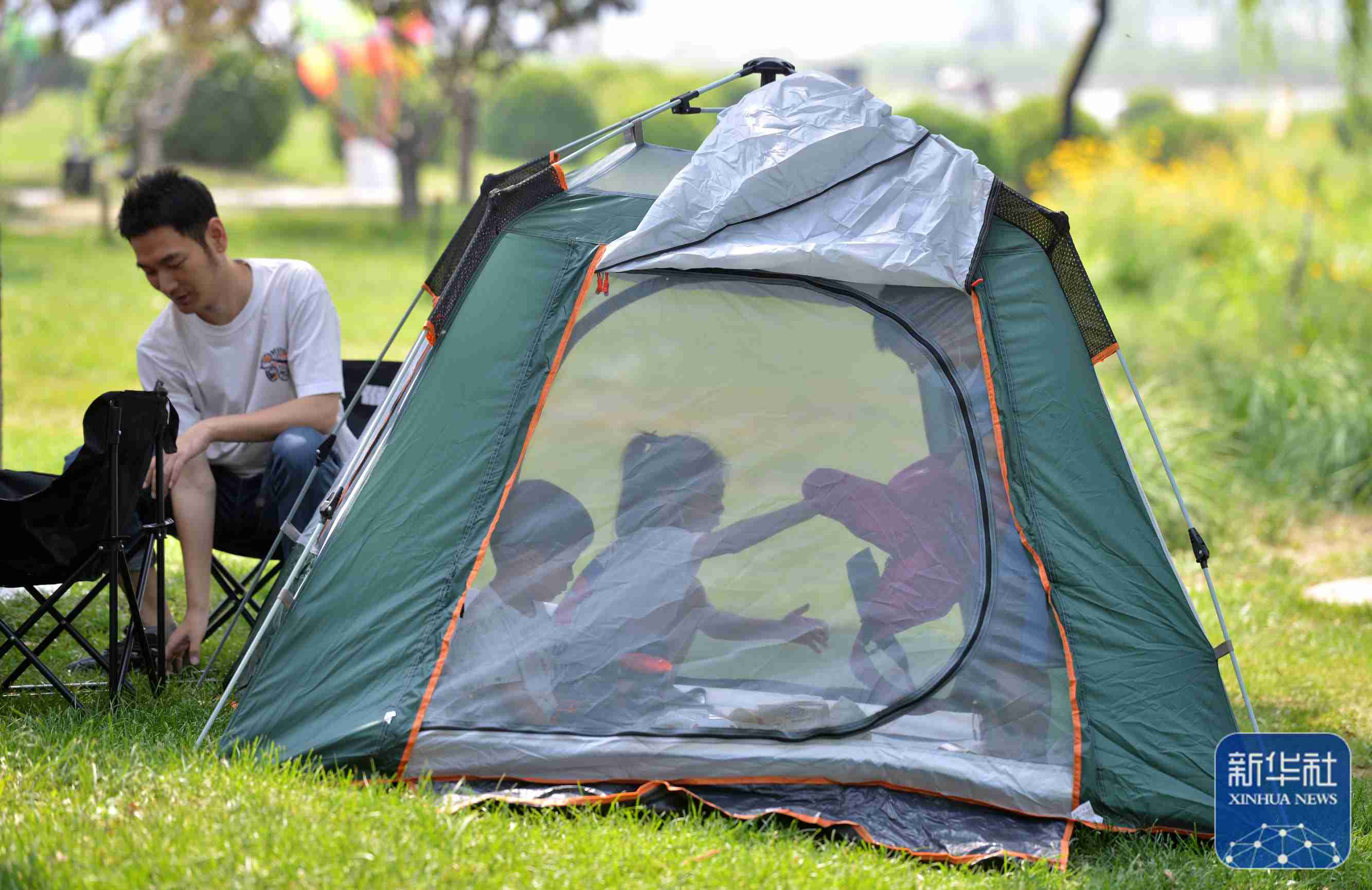 Open urban green spaces, get close to beautiful nature, set up tents | green spaces | nature