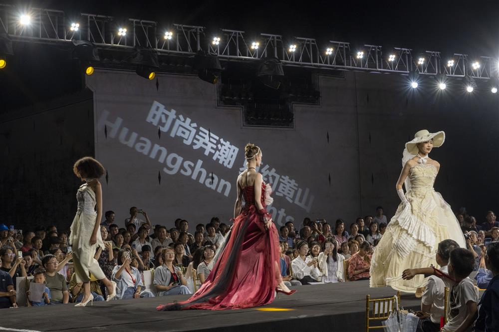 中法合办学院毕业秀受邀再登上海中心,黄山脚下五百年古宅一夜变国际时装秀场花朵|图案|秀场