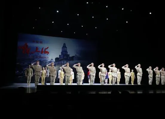 These audiences were invited to watch the acrobatic drama "Battle of Shanghai" performed for three consecutive performances to celebrate the 75th anniversary of the liberation of Shanghai.