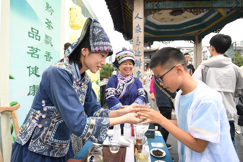 中国经济信心说丨“人从众”暑期出游为何这么“热”？需求|旅游|经济