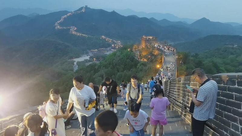 众多景点开启夜游模式,北京夜长城美景吸引游客游客|夜游|景点