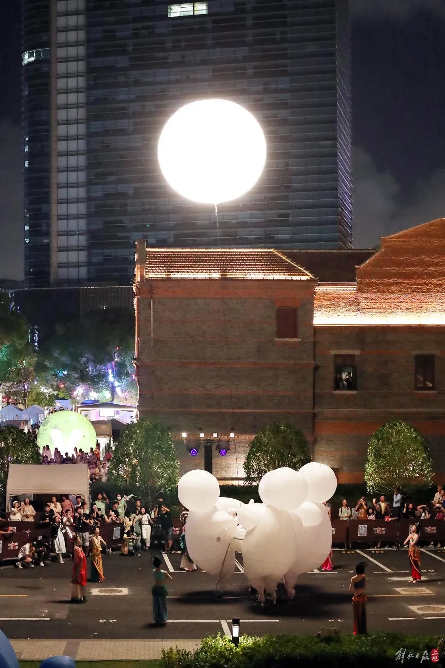 The Shanghai Mid-Autumn Festival Lantern Festival, Chinese and French artists jointly raised a bright moon, and Chang'e and Jade Rabbit, there is a super big moon here