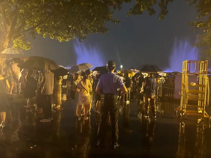 The back of the West Lake without an umbrella brushes the screen, the rainstorm night fountain in Hangzhou | Music | Brush the screen