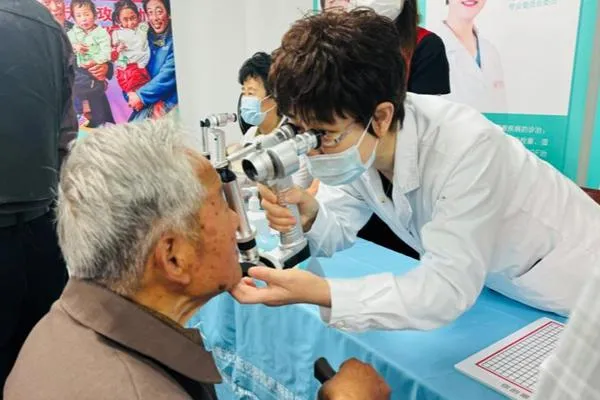 Let the elderly people in the Chongming reclamation regain their sight, and 10,000 hours of eye health will be delivered to their doorsteps