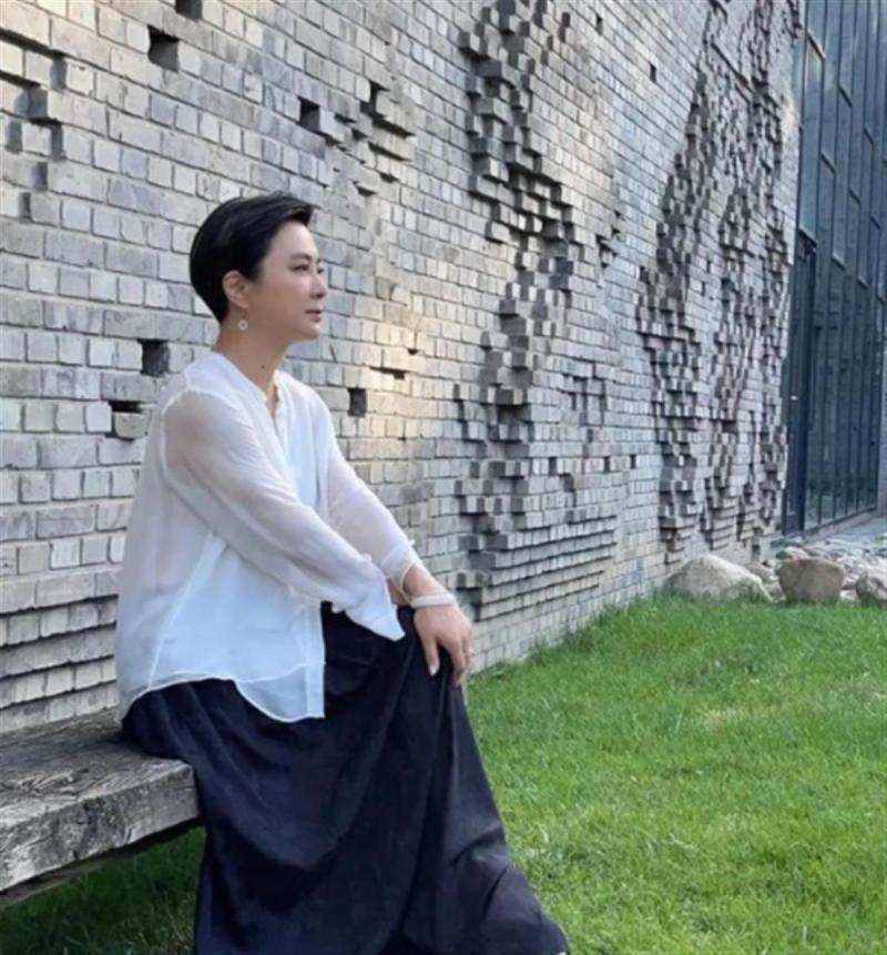 Media comment: Kindness is not a moral rope that kidnaps others. Li Lingyu posted "good mood" the day after Li Wen's death and was cyberbullied. Li Wen | celebrity | good mood