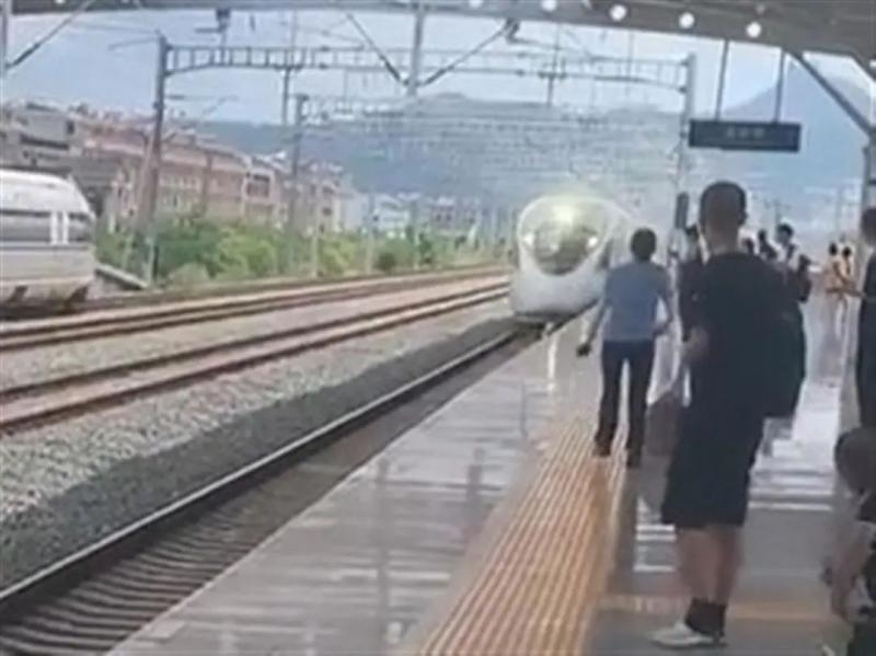 Railway Public Security Report: No vital signs left, a passenger at Wenling Station in Zhejiang jumped into the track and was hit by a train on the platform | train | track