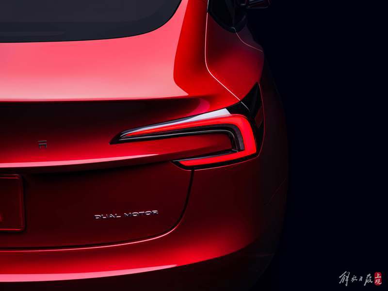 An additional screen has been added, and Tesla has released a new Model 3 with a range of 713 kilometers