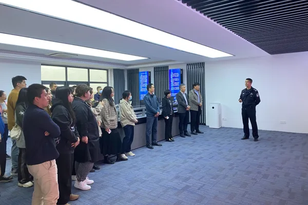 This university held a "major ideological and political course" on-site at the Yangshan Port Container Terminal