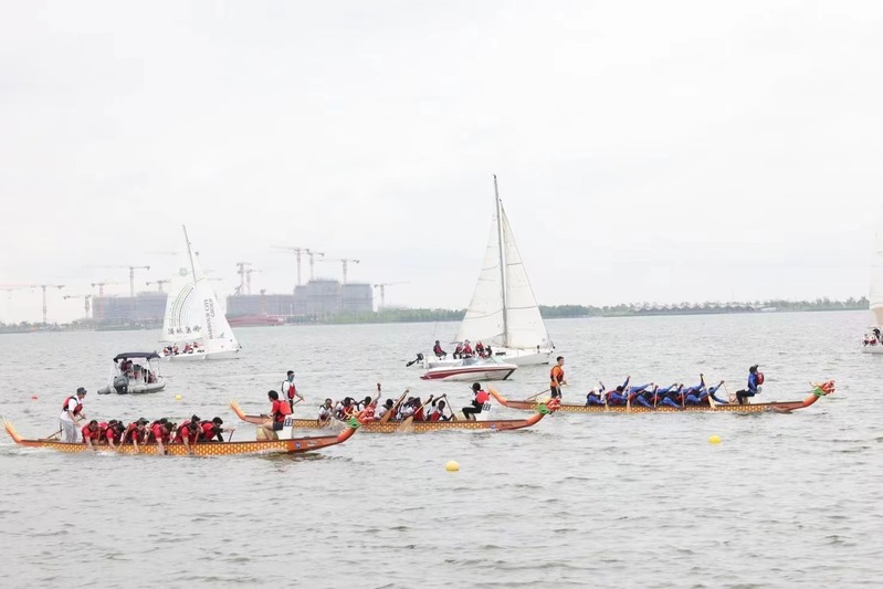 Exciting! " The International Student Dragon Boat Race at Dishui Lake features wave racing, drumming, and sweat. "Today, let's cheer students together | Activity | Sweat."