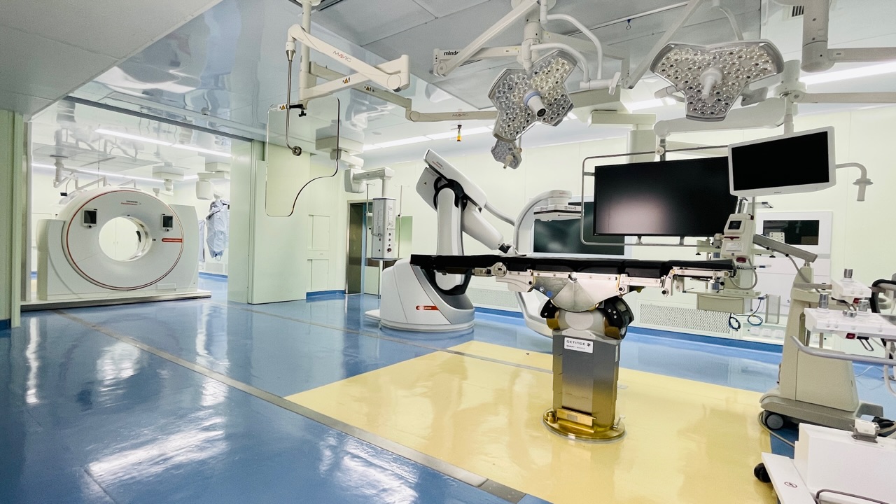 The composite operating room equipped with the longest CT guide rail in China, the new outpatient complex building of this hospital in Shanghai, has now been put into use